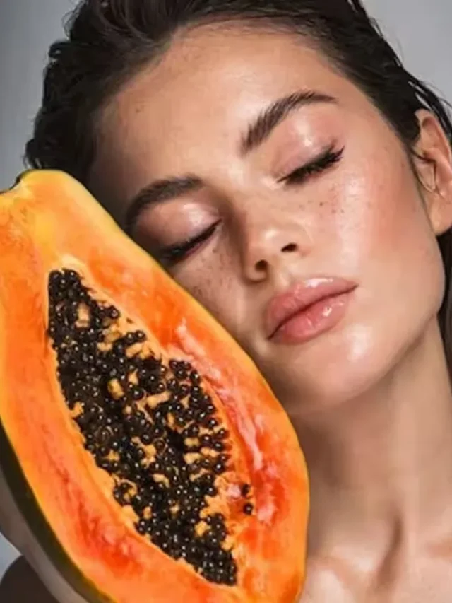 There is no doubt, that papaya leaves do have a fairly bitter taste. Even so, it turns out that not a few people like to chew these leaves as fresh vegetables. In fact, papaya fruit is the best to consume every day to keep the body fit.